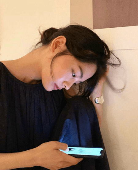 Chat screen with unread messages and shallow conversations